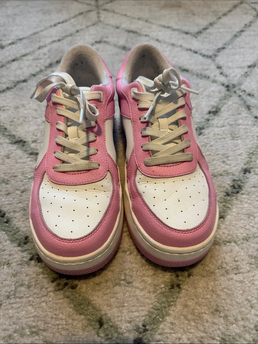 Alo Yoga - Recovery Mode Sneakers in Pink/White size 9